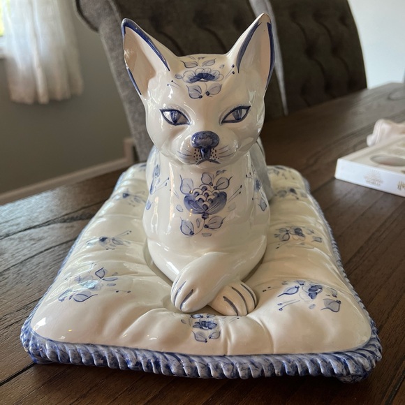 Vintage Italian Ceramic White & Blue Cat Figurine On Pillow - Picture 2 of 15
